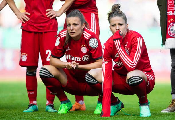 Koeln, Deutschland 19. Mai 2018: Finale DFB Pokal Frauen - 17 18 - VfL Wolfsburg vs. Bayern Muenchen Jovana Damnjanovic (FC Bayern München) und Mandy Islacker (FC Bayern München) unzufrieden enttäuscht enttaeuscht niedergeschlagen frustriert, Mimik starker Gesichtsausdruck Emotion. Gestik Geste gestikuliert Finale DFB Pokal Frauen - 17 18 - VfL Wolfsburg vs. Bayern Muenchen