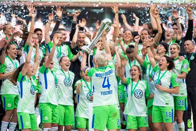 Koeln, Deutschland 19. Mai 2018: Finale DFB Pokal Frauen - 17 18 - VfL Wolfsburg vs. Bayern Muenchen Die Mannschaft des VFL Wolfsburg jubelt nach dem Sieg des DFB Pokals. Jubel Freude Emotion Sieger lachend laechelnd gut gelaunt grinst grinsend Gestik Geste gestikuliert Pokal Finale DFB Pokal Frauen - 17 18 - VfL Wolfsburg vs. Bayern Muenchen