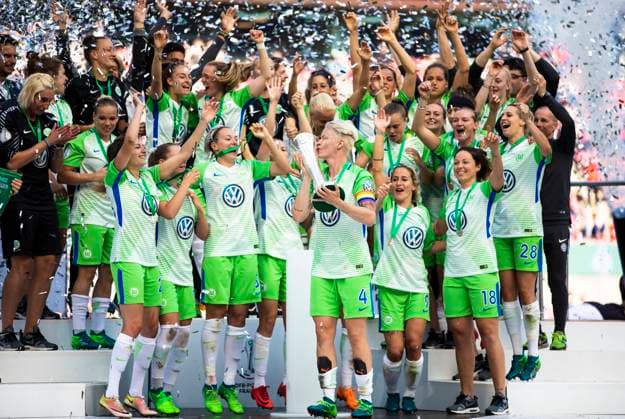 Koeln, Deutschland 19. Mai 2018: Finale DFB Pokal Frauen - 17 18 - VfL Wolfsburg vs. Bayern Muenchen Die Mannschaft des VFL Wolfsburg jubelt nach dem Sieg des DFB Pokals. Jubel Freude Emotion Sieger lachend laechelnd gut gelaunt grinst grinsend Gestik Geste gestikuliert Pokal Finale DFB Pokal Frauen - 17 18 - VfL Wolfsburg vs. Bayern Muenchen