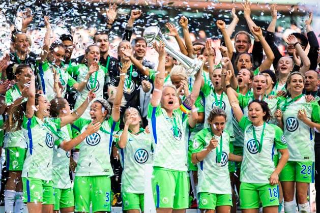 Koeln, Deutschland 19. Mai 2018: Finale DFB Pokal Frauen - 17 18 - VfL Wolfsburg vs. Bayern Muenchen Die Mannschaft des VFL Wolfsburg jubelt nach dem Sieg des DFB Pokals. Jubel Freude Emotion Sieger lachend laechelnd gut gelaunt grinst grinsend Gestik Geste gestikuliert Pokal Finale DFB Pokal Frauen - 17 18 - VfL Wolfsburg vs. Bayern Muenchen