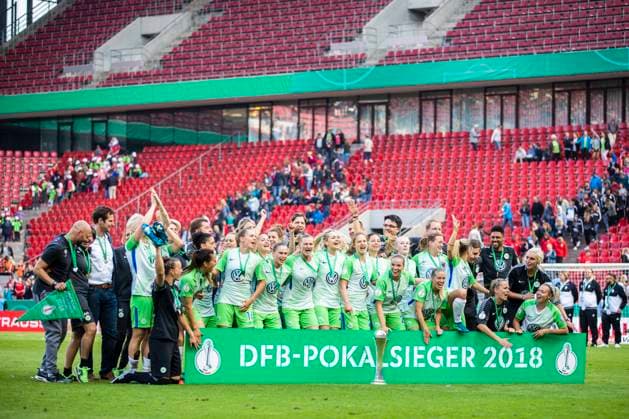 Koeln, Deutschland 19. Mai 2018: Finale DFB Pokal Frauen - 17 18 - VfL Wolfsburg vs. Bayern Muenchen Die Mannschaft des VFL Wolfsburg jubelt nach dem Sieg des DFB Pokals. Jubel Freude Emotion Sieger lachend laechelnd gut gelaunt grinst grinsend Gestik Geste gestikuliert Pokal Finale DFB Pokal Frauen - 17 18 - VfL Wolfsburg vs. Bayern Muenchen