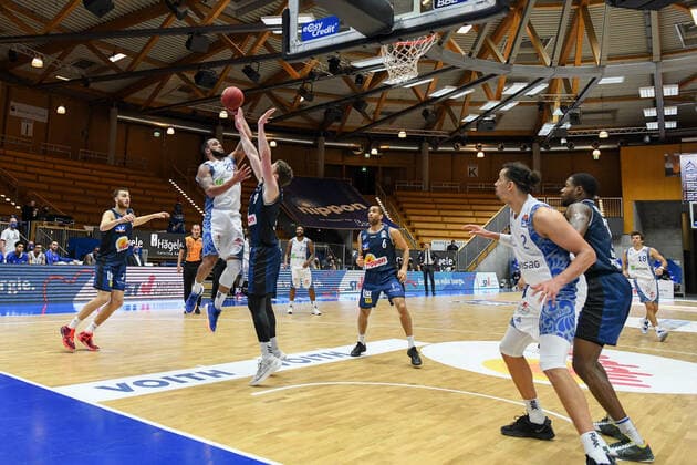 Rasheed Moore (Fraport Skyliners) am Korb gegen Fabian Bleck (HAKRO Merlins Crailsheim), rechts Michael Kessens (Fraport Skyliners), GER, HAKRO Merlins Crailsheim vs. Fraport Skyliners Frankfurt, 22.12.2020, 8. Spieltag easycredit Basketball Bundesliga, Spielzeit 2020 2021. GER, HAKRO Merlins Crailsheim vs. Fraport Skyliners Frankfurt, 22.12.2020, 8. Spieltag easycredit Basketball Bundesliga, Spielzeit 2020 2021 Crailsheim Copyright: xMemmlerx Eibner-Pressefotox EP_mmr