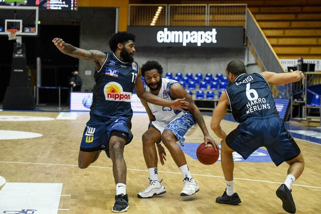 Quantez Robertson (Fraport Skyliners) im Zweikampf mit Tim Coleman (HAKRO Merlins Crailsheim) und Elias Lasisi (HAKRO Merlins Crailsheim), GER, HAKRO Merlins Crailsheim vs. Fraport Skyliners Frankfurt, 22.12.2020, 8. Spieltag easycredit Basketball Bundesliga, Spielzeit 2020 2021. GER, HAKRO Merlins Crailsheim vs. Fraport Skyliners Frankfurt, 22.12.2020, 8. Spieltag easycredit Basketball Bundesliga, Spielzeit 2020 2021 Crailsheim Copyright: xMemmlerx Eibner-Pressefotox EP_mmr