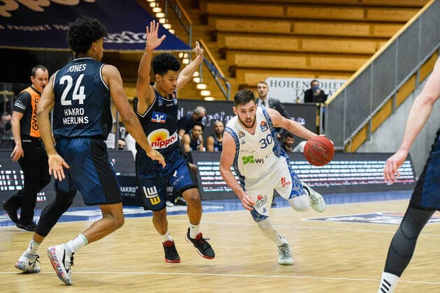 Jon Axel Gudmundsson (Fraport Skyliners) im Zweikampf mit Trae Bell-Haynes (HAKRO Merlins Crailsheim) und Jeremy Jones (HAKRO Merlins Crailsheim), GER, HAKRO Merlins Crailsheim vs. Fraport Skyliners Frankfurt, 22.12.2020, 8. Spieltag easycredit Basketball Bundesliga, Spielzeit 2020 2021. GER, HAKRO Merlins Crailsheim vs. Fraport Skyliners Frankfurt, 22.12.2020, 8. Spieltag easycredit Basketball Bundesliga, Spielzeit 2020 2021 Crailsheim Copyright: xMemmlerx Eibner-Pressefotox EP_mmr