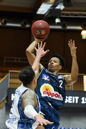 Trae Bell-Haynes (HAKRO Merlins Crailsheim) beim Wurf gegen Michael Kessens (Fraport Skyliners), GER, HAKRO Merlins Crailsheim vs. Fraport Skyliners Frankfurt, 22.12.2020, 8. Spieltag easycredit Basketball Bundesliga, Spielzeit 2020 2021. GER, HAKRO Merlins Crailsheim vs. Fraport Skyliners Frankfurt, 22.12.2020, 8. Spieltag easycredit Basketball Bundesliga, Spielzeit 2020 2021 Crailsheim Copyright: xMemmlerx Eibner-Pressefotox EP_mmr