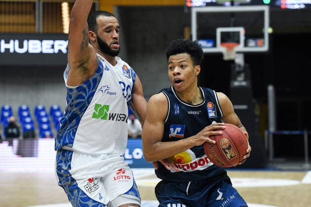 Trae Bell-Haynes (HAKRO Merlins Crailsheim) im Zweikampf mit Rasheed Moore (Fraport Skyliners), GER, HAKRO Merlins Crailsheim vs. Fraport Skyliners Frankfurt, 22.12.2020, 8. Spieltag easycredit Basketball Bundesliga, Spielzeit 2020 2021. GER, HAKRO Merlins Crailsheim vs. Fraport Skyliners Frankfurt, 22.12.2020, 8. Spieltag easycredit Basketball Bundesliga, Spielzeit 2020 2021 Crailsheim Copyright: xMemmlerx Eibner-Pressefotox EP_mmr