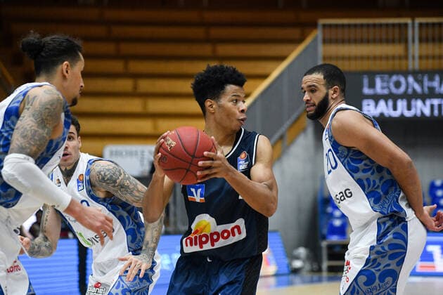 Trae Bell-Haynes (HAKRO Merlins Crailsheim) im Zweikampf Rasheed Moore (Fraport Skyliners) und Konstantin Konga (Fraport Skyliners), GER, HAKRO Merlins Crailsheim vs. Fraport Skyliners Frankfurt, 22.12.2020, 8. Spieltag easycredit Basketball Bundesliga, Spielzeit 2020 2021. GER, HAKRO Merlins Crailsheim vs. Fraport Skyliners Frankfurt, 22.12.2020, 8. Spieltag easycredit Basketball Bundesliga, Spielzeit 2020 2021 Crailsheim Copyright: xMemmlerx Eibner-Pressefotox EP_mmr