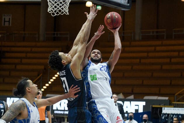 Rasheed Moore (Fraport Skyliners) im Zweikampf mit Jamuni McNeace (HAKRO Merlins Crailsheim), GER, HAKRO Merlins Crailsheim vs. Fraport Skyliners Frankfurt, 22.12.2020, 8. Spieltag easycredit Basketball Bundesliga, Spielzeit 2020 2021. GER, HAKRO Merlins Crailsheim vs. Fraport Skyliners Frankfurt, 22.12.2020, 8. Spieltag easycredit Basketball Bundesliga, Spielzeit 2020 2021 Crailsheim Copyright: xMemmlerx Eibner-Pressefotox EP_mmr