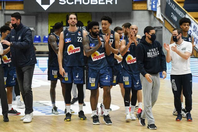 Dejan Kovacevic (HAKRO Merlins Crailsheim), Tim Coleman (HAKRO Merlins Crailsheim), Jamuni McNeace (HAKRO Merlins Crailsheim), Maurice Stuckey (HAKRO Merlins Crailsheim) jubeln ueber den Sieg, GER, HAKRO Merlins Crailsheim vs. Fraport Skyliners Frankfurt, 22.12.2020, 8. Spieltag easycredit Basketball Bundesliga, Spielzeit 2020 2021. GER, HAKRO Merlins Crailsheim vs. Fraport Skyliners Frankfurt, 22.12.2020, 8. Spieltag easycredit Basketball Bundesliga, Spielzeit 2020 2021 Crailsheim Copyright: xMemmlerx Eibner-Pressefotox EP_mmr