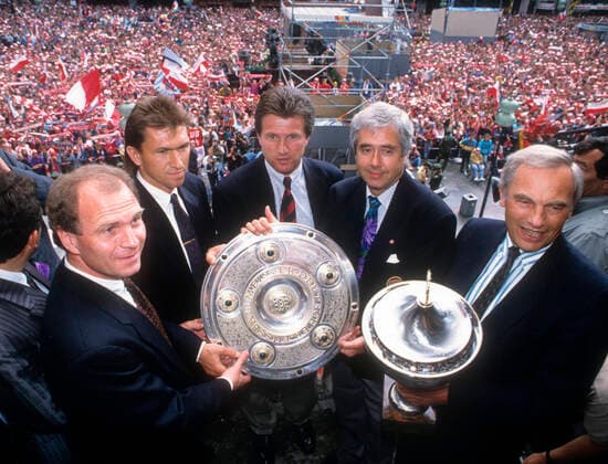 FC Bayern München Deutscher Meister 1990. Meisterfeier auf dem Marienplatz 12.05.1990. V.l: Manager Uli Hoeneß, Klaus Augenthaler, Trainer Jupp Heynckes, Präsident Prof. Dr. Fritz Scherer und Oberbürgermeister Georg Kronawitter präsentieren die Meisterschale.