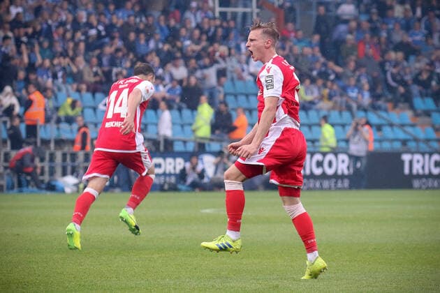 Bochum, Deutschland 19. Mai 2019: 2. BL - 18 19 - VfL Bochum vs. Union Berlin Joshua Mees (Berlin) jubelt nach seinem Tor zum 2:2 Jubel Freude Emotion Torjubel Torschuetze Torschütze DFL regulations prohibit any use of photographs as image sequences and or quasi-video 2. BL - 18 19 - VfL Bochum vs. Union Berlin *** Bochum, Germany 19 May 2019 2 BL 18 19 VfL Bochum vs Union Berlin Joshua Mees Berlin cheers after his goal to 2 2 Jubel Freude Emotion Torjubel Torschuetze Torschütze DFL regulations prohibit any use of photographs as image sequences and or quasi video 2 BL 18 19 VfL Bochum vs Union Berlin swun
