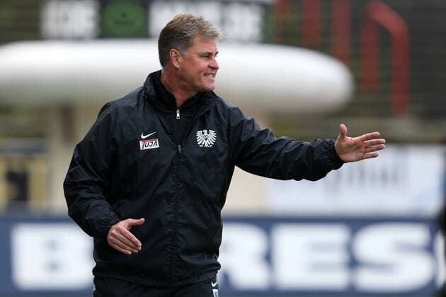 Muenster, Deutschland 19. September 2015: 3. Liga - 15 16 - Preussen Muenster vs. Fortuna Koeln Trainer Ralf Loose (Muenster), Aktion . Einzelbild Gestik Geste gestikuliert Mimik starker Gesichtsausdruck Emotion. 3. Liga - 15 16 - Preussen Muenster vs. Fortuna Koeln