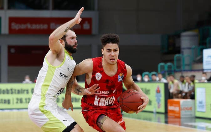 Deutschland, Bayreuth, Oberfrankenhalle, 22.12.2020, emspor, emonline, despor, deonline, medi bayreuth vs. s.Oliver Wuerzburg, Basketball, BBL Bild: v. li. Bastian Doreth (medi bayreuth) und Joshua Obiesie (s.Oliver Wuerzburg) Copyright: HMBxMedia xHeikoxBecker