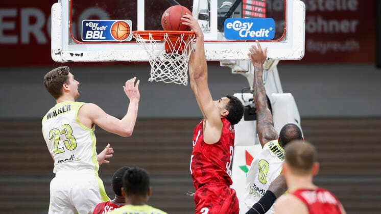 Deutschland, Bayreuth, Oberfrankenhalle, 22.12.2020, emspor, emonline, despor, deonline, medi bayreuth vs. s.Oliver Wuerzburg, Basketball, BBL Bild: v. li. David Walker (medi bayreuth), Tyson Ward (s.Oliver Wuerzburg) und Dererk Pardon (medi bayreuth) Copyright: HMBxMedia xHeikoxBecker