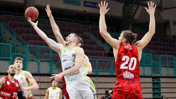 Deutschland, Bayreuth, Oberfrankenhalle, 22.12.2020, emspor, emonline, despor, deonline, medi bayreuth vs. s.Oliver Wuerzburg, Basketball, BBL Bild: v. li. Osvaldas Olisevicius (medi bayreuth), Florian Koch (s.Oliver Wuerzburg) und Julian Albus (s.Oliver Wuerzburg) Copyright: HMBxMedia xHeikoxBecker