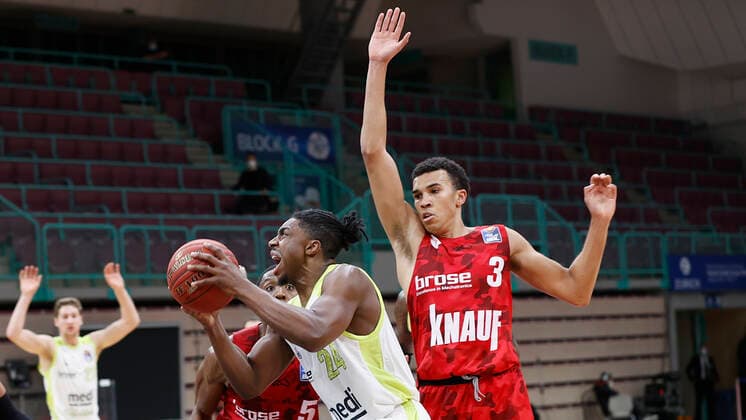 Deutschland, Bayreuth, Oberfrankenhalle, 22.12.2020, emspor, emonline, despor, deonline, medi bayreuth vs. s.Oliver Wuerzburg, Basketball, BBL Bild: v. li. Justin Sears (s.Oliver Wuerzburg), Frank Bartley (medi bayreuth) und Tyson Ward (s.Oliver Wuerzburg) Copyright: HMBxMedia xHeikoxBecker