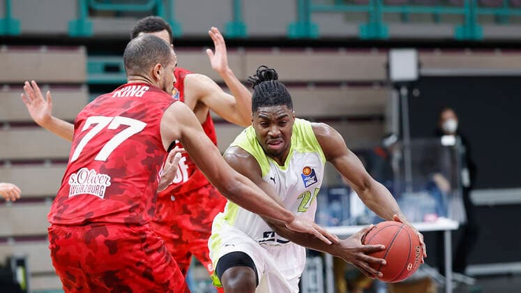 Deutschland, Bayreuth, Oberfrankenhalle, 22.12.2020, emspor, emonline, despor, deonline, medi bayreuth vs. s.Oliver Wuerzburg, Basketball, BBL Bild: v. li. Alex King (s.Oliver Wuerzburg) und Frank Bartley (medi bayreuth) Copyright: HMBxMedia xHeikoxBecker