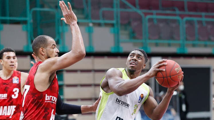 Deutschland, Bayreuth, Oberfrankenhalle, 22.12.2020, emspor, emonline, despor, deonline, medi bayreuth vs. s.Oliver Wuerzburg, Basketball, BBL Bild: v. li. Alex King (s.Oliver Wuerzburg) und Frank Bartley (medi bayreuth) Copyright: HMBxMedia xHeikoxBecker