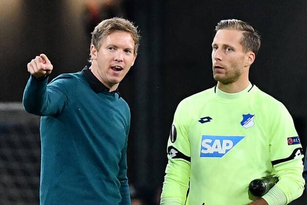 Sinsheim, Deutschland 19. Oktober 2017: EL - 17 18 - TSG 1899 Hoffenheim vs. Istanbul Basaksehir FK v.li. Trainer Julian Nagelsmann (Hoffenheim) und Torhueter Oliver Baumann (Hoffenheim) Gestik Geste gestikuliert nach dem Spiel EL - 17 18 - TSG 1899 Hoffenheim vs. Istanbul Basaksehir FK *** Sinsheim, Germany 19 October 2017 EL 17 18 TSG 1899 Hoffenheim vs Istanbul Basaksehir FK v li coach Julian Nagelsmann Hoffenheim and goalkeeper Oliver Baumann Hoffenheim gesture gesture gesture gesture gesture gesture gesture gesture gesture gesture gesture gesture gesture gesture gesture gesture gesture gesture after the game EL 17 18 TSG 1899 Hoffenheim vs Istanbul Basaksehir FK sloe