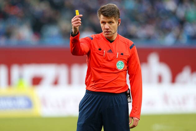 Rostock, Deutschland 20. Februar 2016: 3. Liga - 15 16 - FC Hansa Rostock vs. FC Erzgebirge Aue Schiedsrichter Patrick Ittrich. Aktion . Einzelbild . quer, querformat. Feature Symbol Symbolfoto charakteristisch Detail. 3. Liga - 15 16 - FC Hansa Rostock vs. FC Erzgebirge Aue *** Rostock, Germany 20 February 2016 3 Liga 15 16 FC Hansa Rostock vs FC Erzgebirge Aue referee Patrick Ittrich action single image landscape, landscape format feature icon symbol photo characteristic detail 3 Liga 15 16 FC Hansa Rostock vs FC Erzgebirge Aue mkr