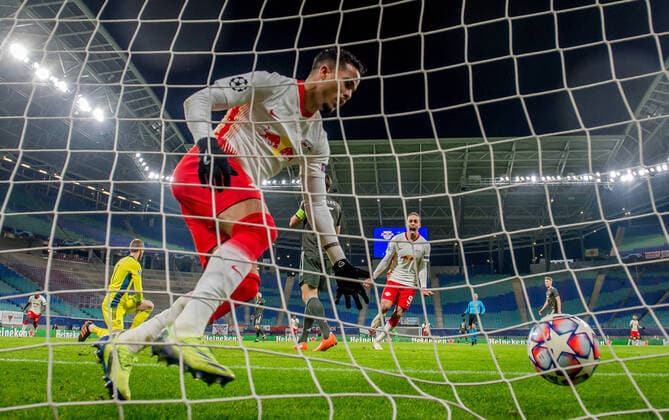 Leipzigs Justin Kluivert trifft gegen Manchesters Torwart David de Gea zum 3:0 8. Dezember 2020: Leipzig, Red Bull Arena: Fussball UEFA Champions League, 6. Spieltag: RB Leipzig - Manchester United, ManU 3:2 RB Leipzig - Manchester United