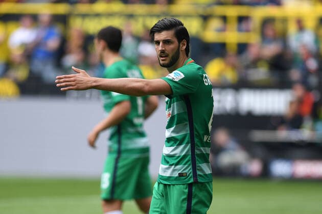 Dortmund, Deutschland 20. Mai 2017: 1. BL - 16 17 - Bor. Dortmund vs. SV Werder Bremen Florian Grillitsch (Werder Bremen) Aktion . Einzelbild . Gestik Geste gestikuliert 1. BL - 16 17 - Bor. Dortmund vs. SV Werder Bremen *** Dortmund, Germany 20 May 2017 1 BL 16 17 Bor Dortmund vs SV Werder Bremen Florian Grillitsch Werder Bremen action frame gesture gestures 1 BL 16 17 Bor Dortmund vs SV Werder Bremen kwec