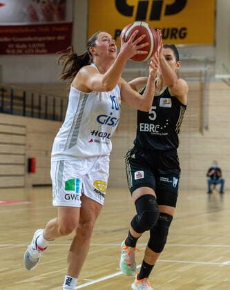 Barbora Kasparkowa (10, GISA Lions SV Halle) gegen Tea Peric (TK Hannover) GISA Lions SV Halle vs. TK Hannover Basketball - 1. Bundesliga - ERDGAS Sportarena Halle (Saale) 23.12.2020 Foto: Holger John Sachsen-Anhalt Deutschland