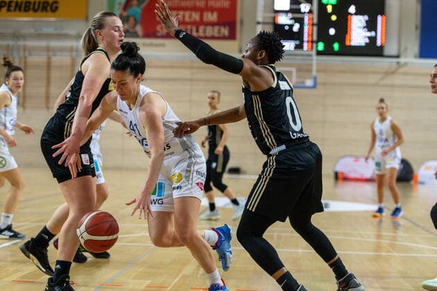 Eilidh Simpson (41, GISA Lions SV Halle) setzt sich gegen Stephanie Gardner (TK Hannover) und Hannah Brown (TK Hannover) durch GISA Lions SV Halle vs. TK Hannover Basketball - 1. Bundesliga - ERDGAS Sportarena Halle (Saale) 23.12.2020 Foto: Holger John Sachsen-Anhalt Deutschland