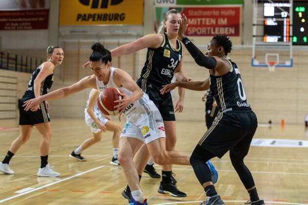 Eilidh Simpson (41, GISA Lions SV Halle) setzt sich gegen Stephanie Gardner (TK Hannover) und Hannah Brown (TK Hannover) durch GISA Lions SV Halle vs. TK Hannover Basketball - 1. Bundesliga - ERDGAS Sportarena Halle (Saale) 23.12.2020 Foto: Holger John Sachsen-Anhalt Deutschland