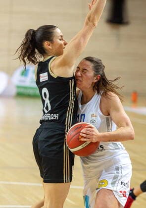 Barbora Kasparkowa (10, GISA Lions SV Halle) gegen Tessa Stammberger (TK Hannover) GISA Lions SV Halle vs. TK Hannover Basketball - 1. Bundesliga - ERDGAS Sportarena Halle (Saale) 23.12.2020 Foto: Holger John Sachsen-Anhalt Deutschland