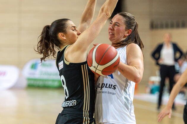 Barbora Kasparkowa (10, GISA Lions SV Halle) gegen Tessa Stammberger (TK Hannover) GISA Lions SV Halle vs. TK Hannover Basketball - 1. Bundesliga - ERDGAS Sportarena Halle (Saale) 23.12.2020 Foto: Holger John Sachsen-Anhalt Deutschland