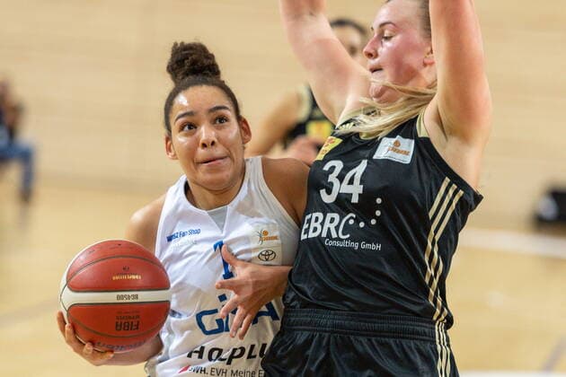 Candice White (01, GISA Lions SV Halle) gegen Hannah Brown (TK Hannover) GISA Lions SV Halle vs. TK Hannover Basketball - 1. Bundesliga - ERDGAS Sportarena Halle (Saale) 23.12.2020 Foto: Holger John Sachsen-Anhalt Deutschland