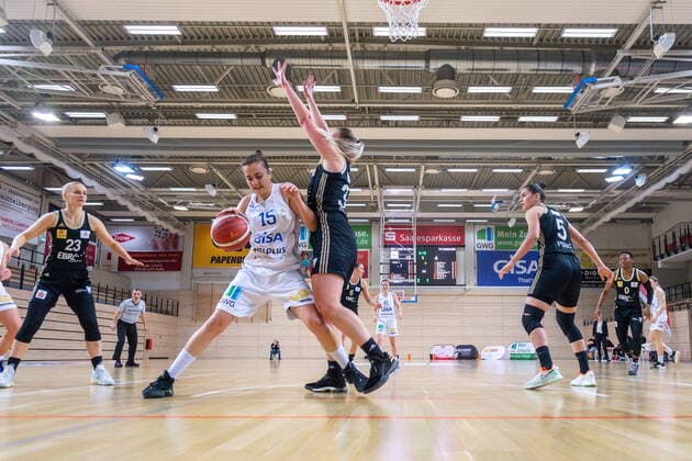 Styliani (Stella) Fouraki (15, GISA Lions SV Halle) setzt sich gegen Hannah Brown (TK Hannover) durch GISA Lions SV Halle vs. TK Hannover Basketball - 1. Bundesliga - ERDGAS Sportarena Halle (Saale) 23.12.2020 Foto: Holger John Sachsen-Anhalt Deutschland