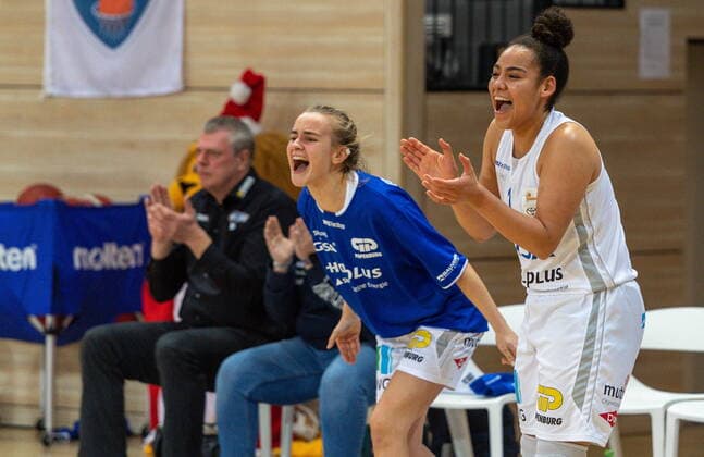 Jubel bei Candice White (01, GISA Lions SV Halle) und Lilly Oswald (16, GISA Lions SV Halle) auf der BAnk GISA Lions SV Halle vs. TK Hannover Basketball - 1. Bundesliga - ERDGAS Sportarena Halle (Saale) 23.12.2020 Foto: Holger John Sachsen-Anhalt Deutschland