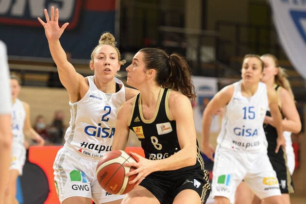 Halle, Deutschland 23. Dezember 2020: 1.BBL - Damen - 2020 2021 - Gisa Lions SV Halle vs. TK Hannover v. li. im Zweikampf Darien Huff (Halle) und Tessa Stammberger (Hannover) Erdgas Sportarena Sachsen Anhalt Copyright: xFotostandx xxBallaschx