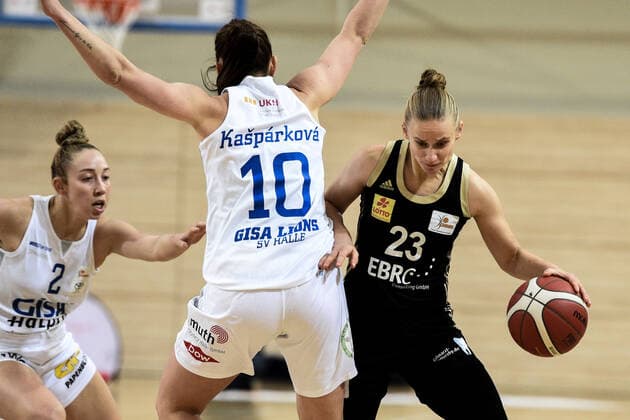 Halle, Deutschland 23. Dezember 2020: 1.BBL - Damen - 2020 2021 - Gisa Lions SV Halle vs. TK Hannover v. li. im Zweikampf Darien Huff (Halle), Barbora Kasparkova (Halle) und Aliaksandra (Sasha) Tarasava (Hannover) Erdgas Sportarena Sachsen Anhalt Copyright: xFotostandx xxBallaschx
