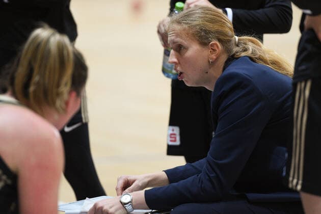 Halle, Deutschland 23. Dezember 2020: 1.BBL - Damen - 2020 2021 - Gisa Lions SV Halle vs. TK Hannover Trainerin J.Hoehne (Hannover) Erdgas Sportarena Sachsen Anhalt Copyright: xFotostandx xxBallaschx