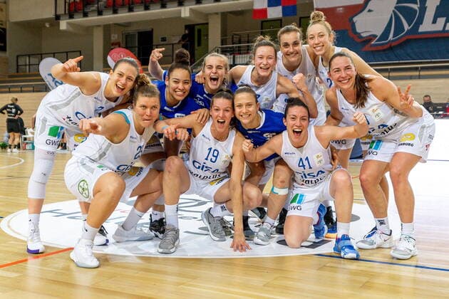 Die Mannschaft der GISA Lions feiert nach dem Sieg GISA Lions SV Halle vs. TK Hannover Basketball - 1. Bundesliga - ERDGAS Sportarena Halle (Saale) 23.12.2020 Foto: Holger John Sachsen-Anhalt Deutschland