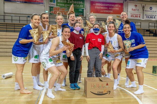 Die Mannschaft der GISA Lions feiert nach dem Sieg und bekommt kleine Weihnachtsgeschenke GISA Lions SV Halle vs. TK Hannover Basketball - 1. Bundesliga - ERDGAS Sportarena Halle (Saale) 23.12.2020 Foto: Holger John Sachsen-Anhalt Deutschland