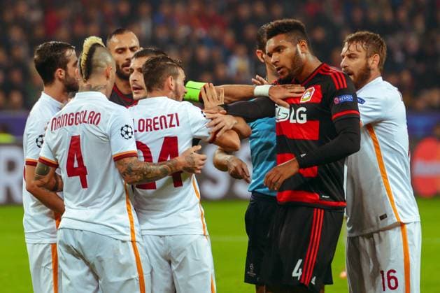 Leverkusen, Deutschland 20. Oktober 2015: CL - 15 16 - Bayer 04 Leverkusen vs. AS Rom Disput Gerangel Meinungsverschiedenheit zwischen Rom und Leverkusen CL - 15 16 - Bayer 04 Leverkusen vs. AS Rom