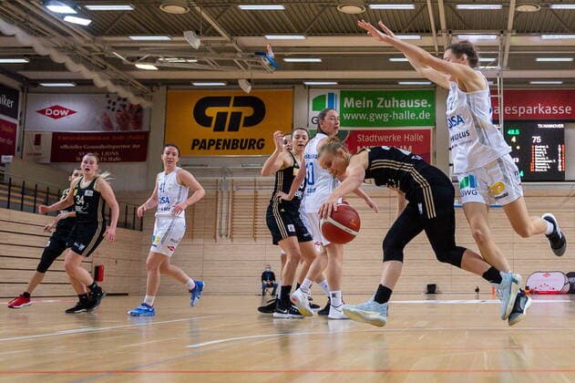 Charlotte Kreuter (13, GISA Lions SV Halle) verteitigt Aliaksandra (Sasha) Tarasava (TK Hannover) GISA Lions SV Halle vs. TK Hannover Basketball - 1. Bundesliga - ERDGAS Sportarena Halle (Saale) 23.12.2020 Foto: Holger John Sachsen-Anhalt Deutschland