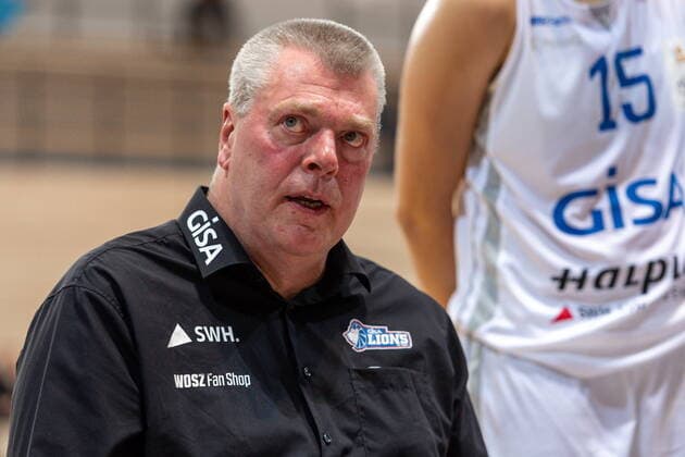 Auszeit - Peter Kortmann (Head Coach, GISA Lions SV Halle) gibt Anweisungen GISA Lions SV Halle vs. TK Hannover Basketball - 1. Bundesliga - ERDGAS Sportarena Halle (Saale) 23.12.2020 Foto: Holger John Sachsen-Anhalt Deutschland