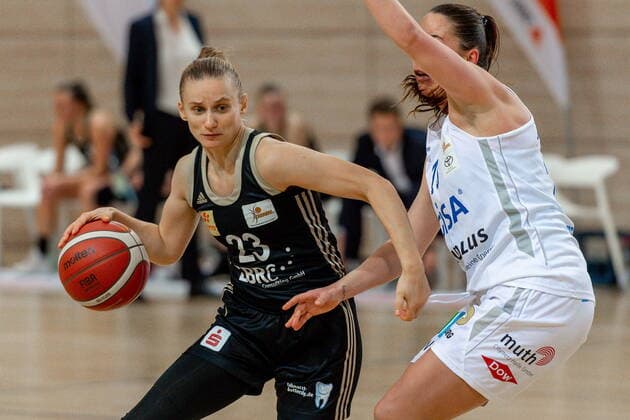 Aliaksandra (Sasha) Tarasava (TK Hannover) gegen Barbora Kasparkowa (10, GISA Lions SV Halle) GISA Lions SV Halle vs. TK Hannover Basketball - 1. Bundesliga - ERDGAS Sportarena Halle (Saale) 23.12.2020 Foto: Holger John Sachsen-Anhalt Deutschland