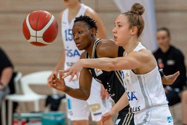 Darien Huff (02, GISA Lions SV Halle) gegen Stephanie Gardner (TK Hannover) GISA Lions SV Halle vs. TK Hannover Basketball - 1. Bundesliga - ERDGAS Sportarena Halle (Saale) 23.12.2020 Foto: Holger John Sachsen-Anhalt Deutschland