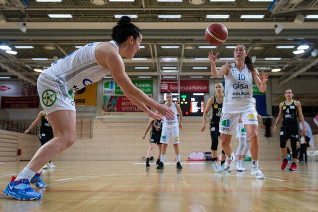 Bilder des Jahres 2020, Sport 12 Dezember Sport Bilder des Tages Eilidh Simpson (41, GISA Lions SV Halle) mit Hechtsprung GISA Lions SV Halle vs. TK Hannover Basketball - 1. Bundesliga - ERDGAS Sportarena Halle (Saale) 23.12.2020 Foto: Holger John Sachsen-Anhalt Deutschland *** Eilidh Simpson 41, GISA Lions SV Halle with pike GISA Lions SV Halle vs TK Hannover Basketball 1 Bundesliga ERDGAS Sportarena Halle Saale 23 12 2020 Foto Holger John Sachsen Anhalt Germany