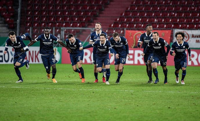 Bilder des Jahres 2020, Sport 12 Dezember Sport Bilder des Tages 23.12.2020, xpsx, Fussball DFB Pokal 2.Runde, 1.FSV Mainz 05 - VfL Bochum v.l. jubel um Patrick Drewes (VfL Bochum) nach dem Elfmetersieg (DFL DFB REGULATIONS PROHIBIT ANY USE OF PHOTOGRAPHS as IMAGE SEQUENCES and or QUASI-VIDEO) emspor Mainz *** 23 12 2020, xpsx, Fussball DFB Pokal 2 Runde, 1 FSV Mainz 05 VfL Bochum v l jubel um Patrick Drewes VfL Bochum nach dem Elfmetersieg DFL DFB REGULATIONS PROHIBIT ANY USE OF PHOTOGRAPHS as IMAGE SEQUENCES and or QUASI VIDEO emspor Mainz
