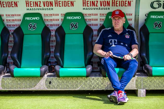 Hannover, Deutschland 21. April 2018: 1. BL - 17 18 - Hannover 96 vs. FC Bayern Muenchen Co-Trainer Hermann Gerland (FC Bayern München Muenchen) Portrait Gesicht Mimik starker Gesichtsausdruck Emotion. 1. BL - 17 18 - Hannover 96 vs. FC Bayern Muenchen