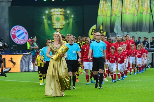 Berlin, Deutschland 21. Mai 2016: DFB Pokal Finale - 15 16 - Bayern Muenchen vs. Bor. Dortmund Doppelolympiasiegerin Rodlerin Natalie Geisenberger, bringt den DFB Pokal 2016 ins Olympiastadion. Die Mannschaften folgen Ihr. DFB Pokal Finale - 15 16 - Bayern Muenchen vs. Bor. Dortmund *** Berlin, Germany 21 May 2016 DFB Pokal Final 15 16 Bayern Muenchen vs Bor Dortmund Double Olympic champion luger Natalie Geisenberger, brings the 2016 DFB Pokal to the Olympiastadion The teams follow their DFB Pokal Final 15 16 Bayern Muenchen vs Bor Dortmund lue