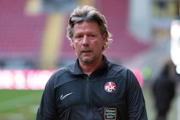 Kaiserslautern, Deutschland 21. Oktober 2020: 3. Liga - 20 21 - 1. FC Kaiserslautern vs. FC Ingolstadt Trainer Jeff Saibene (FCK), Aktion Einzelbild DFB regulations prohibit any use of photographs as image sequences and or quasi-video. 3. Liga - 20 21 - 1. FC Kaiserslautern vs. FC Ingolstadt