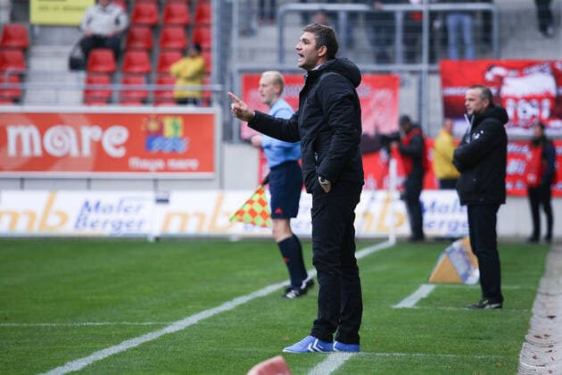 Fußball, Trainerhistorie, Stuttgarter Kickers Halle, Deutschland 21. November 2015: 3.Liga - 15 16 - Hallescher FC vs. Stuttgarter Kickers Trainer Tommy Stipic (Stuttgarter Kickers) Gestik Geste gestikuliert ermahnt 3.Liga - 15 16 - Hallescher FC vs. Stuttgarter Kickers